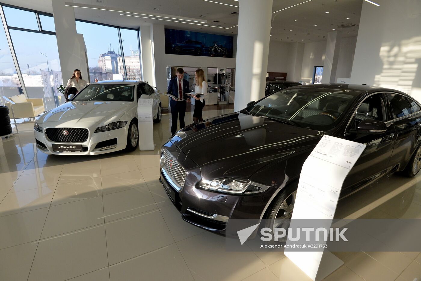Car dealerships in Chelyabinsk at work