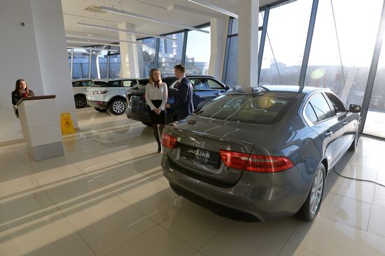 Car dealerships in Chelyabinsk at work