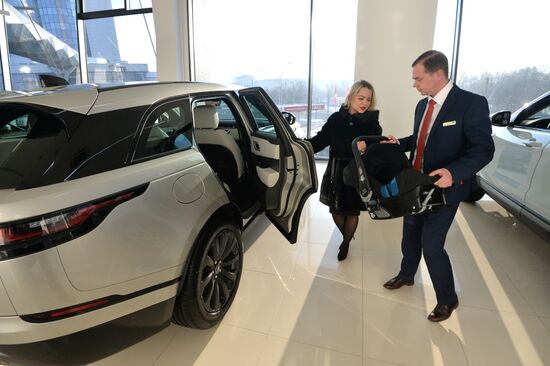 Car dealerships in Chelyabinsk at work