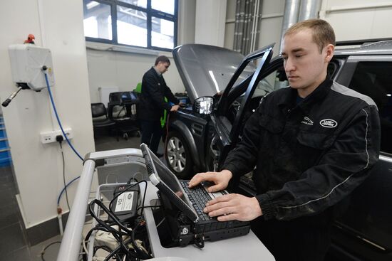 Car dealerships in Chelyabinsk at work