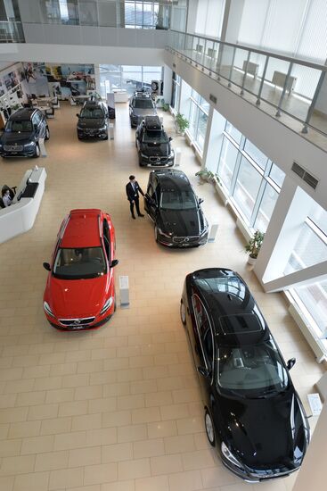 Car dealerships in Chelyabinsk at work