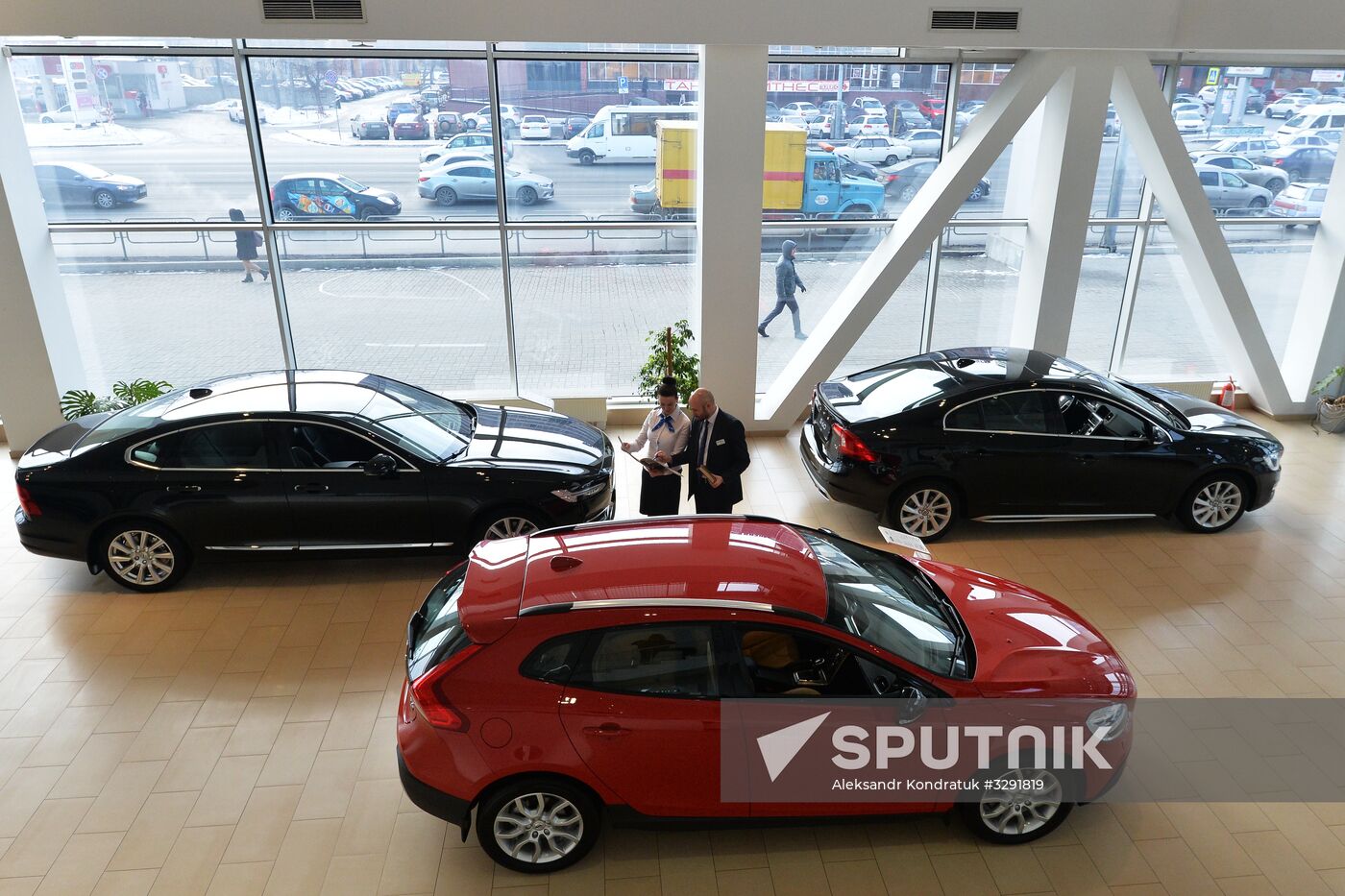 Car dealerships in Chelyabinsk at work