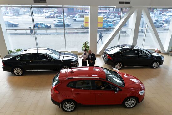 Car dealerships in Chelyabinsk at work
