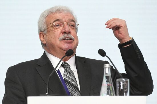 Leaders of Russia contest finishes