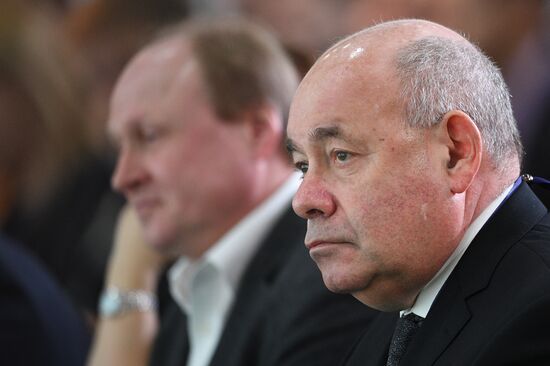 Leaders of Russia contest finishes