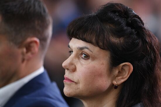 Leaders of Russia contest finishes