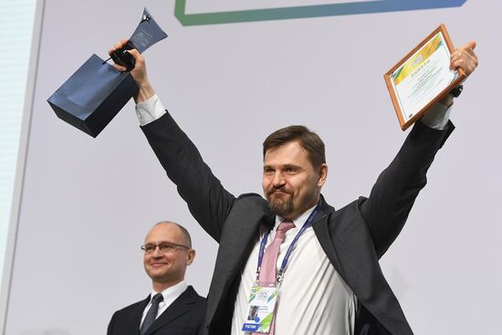 Leaders of Russia contest finishes