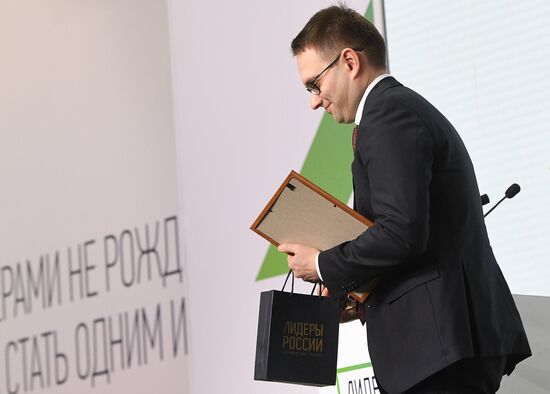 Leaders of Russia contest finishes