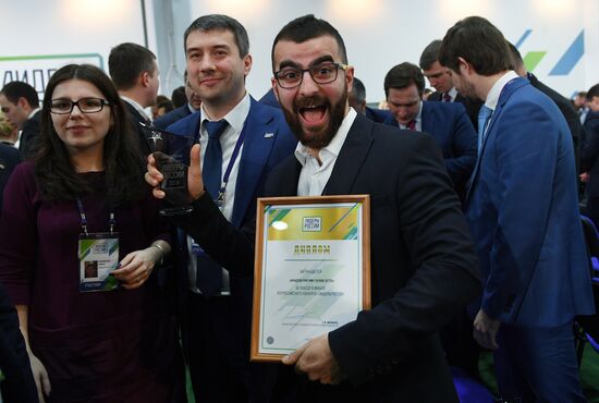 Leaders of Russia contest finishes