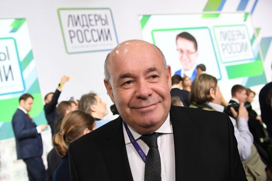 Leaders of Russia contest finishes