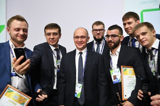 Leaders of Russia contest finishes