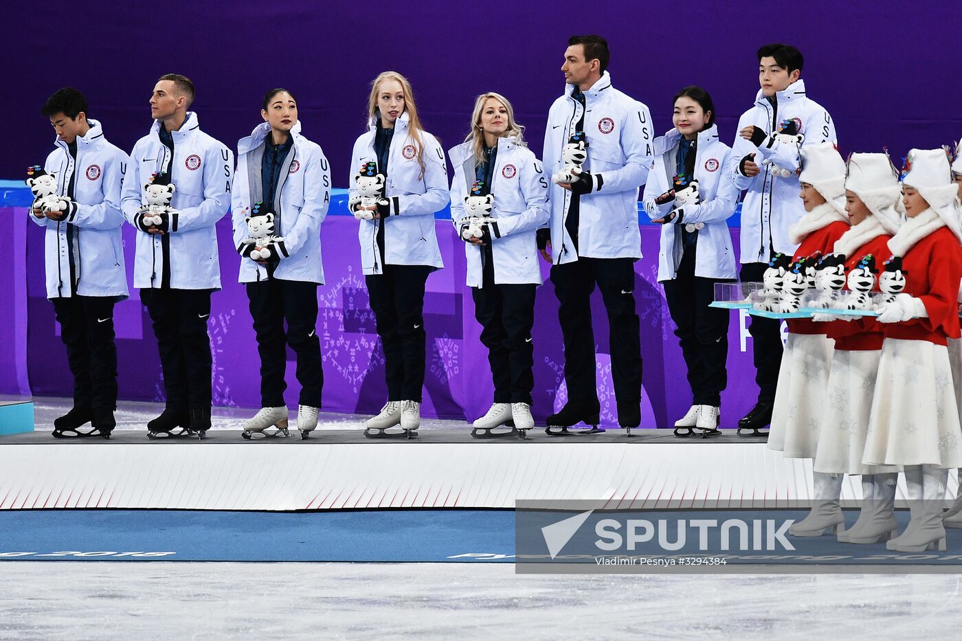 2018 Winter Olympics. Figure skating. Teams. Flower ceremony