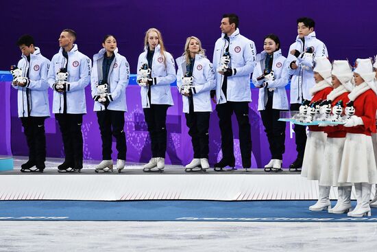 2018 Winter Olympics. Figure skating. Teams. Flower ceremony