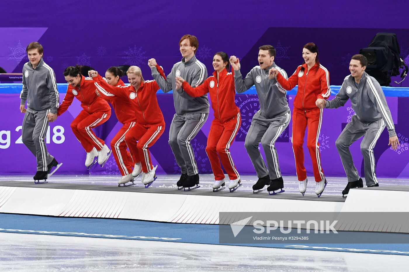 2018 Winter Olympics. Figure skating. Teams. Flower ceremony