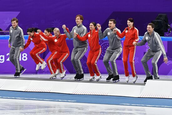 2018 Winter Olympics. Figure skating. Teams. Flower ceremony