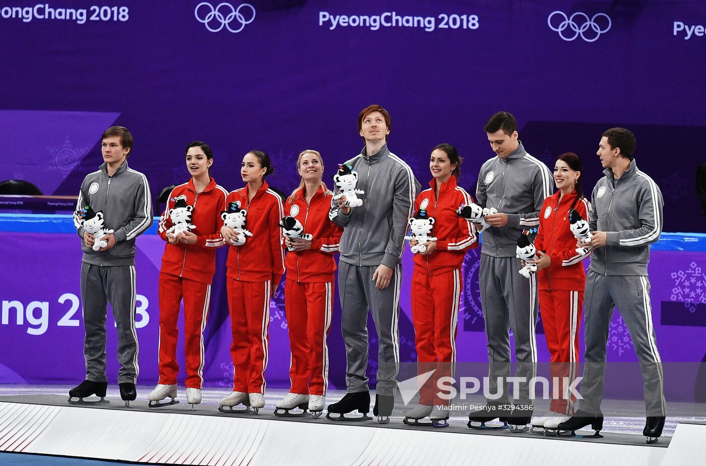 2018 Winter Olympics. Figure skating. Teams. Flower ceremony