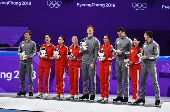 2018 Winter Olympics. Figure skating. Teams. Flower ceremony
