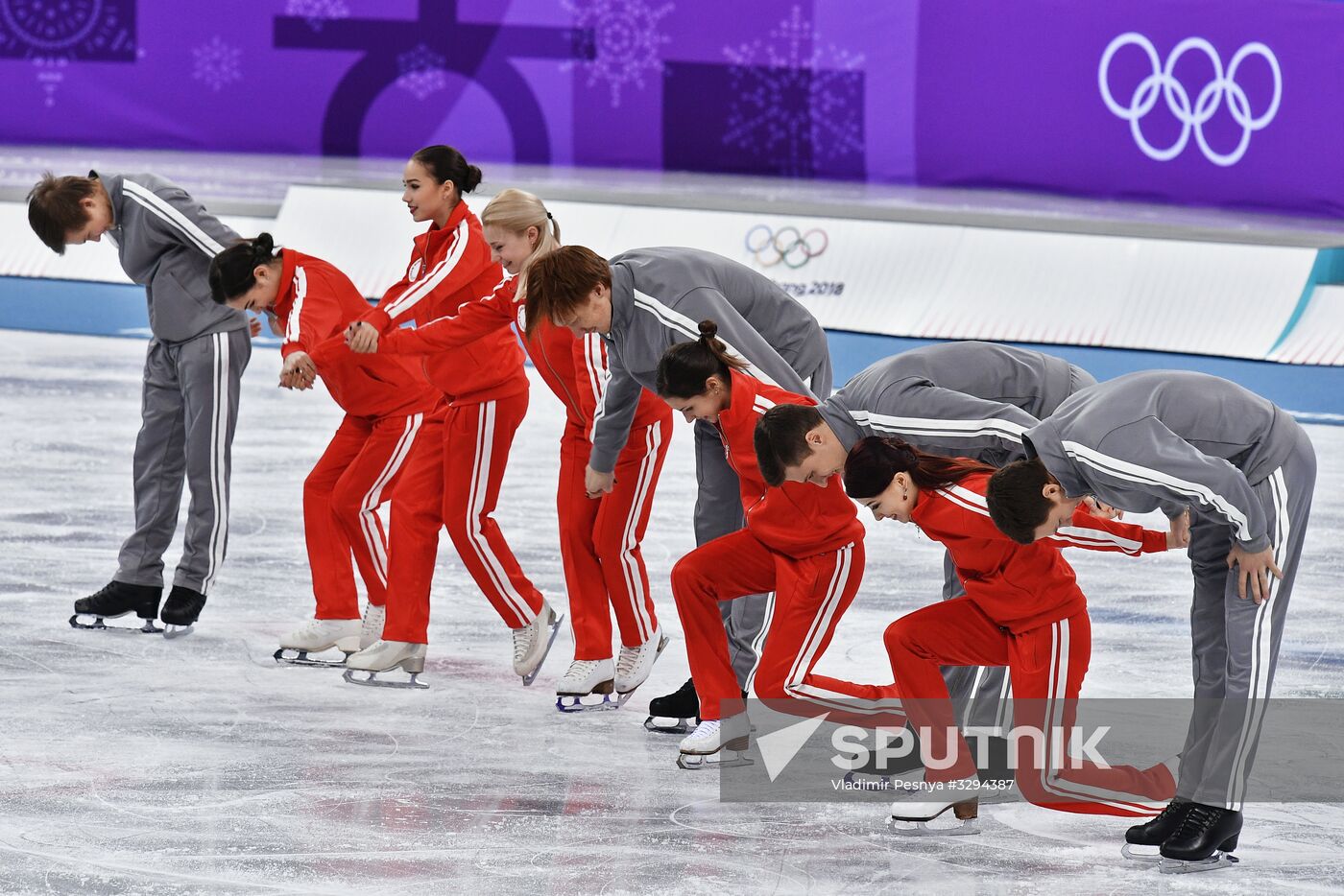 2018 Winter Olympics. Figure skating. Teams. Flower ceremony