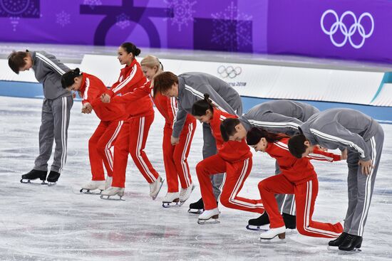 2018 Winter Olympics. Figure skating. Teams. Flower ceremony