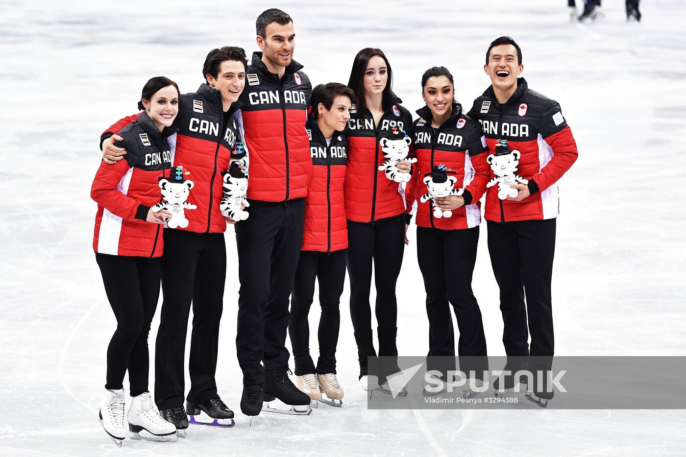 2018 Winter Olympics. Figure skating. Teams. Flower ceremony