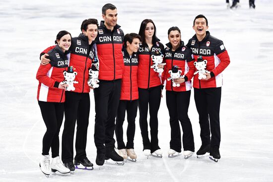 2018 Winter Olympics. Figure skating. Teams. Flower ceremony