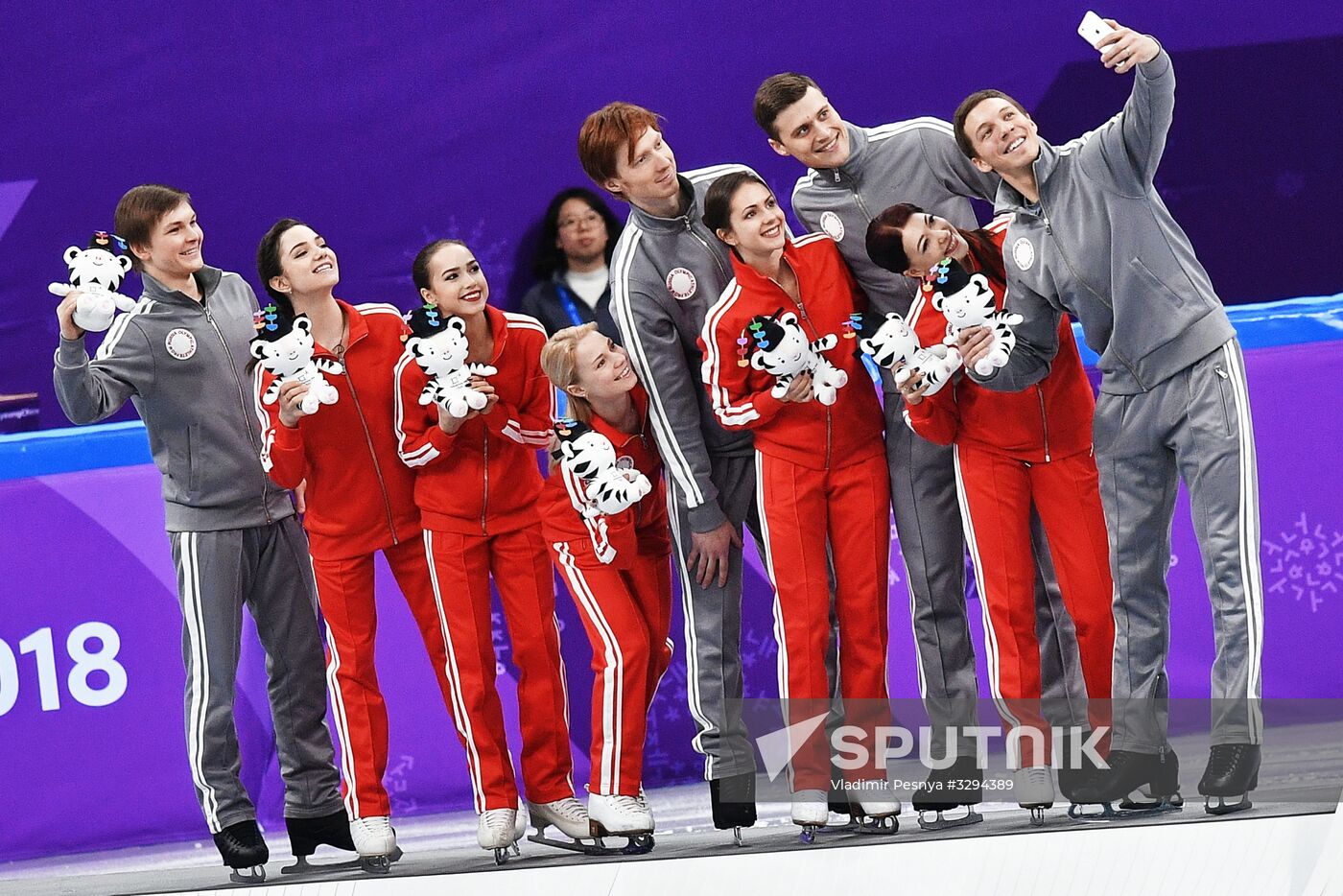 2018 Winter Olympics. Figure skating. Teams. Flower ceremony