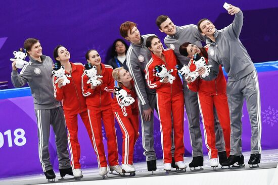 2018 Winter Olympics. Figure skating. Teams. Flower ceremony