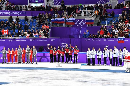 2018 Winter Olympics. Figure skating. Teams. Flower ceremony