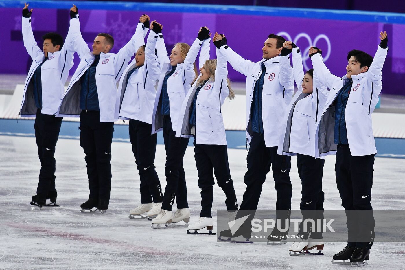 2018 Winter Olympics. Figure skating. Teams. Flower ceremony