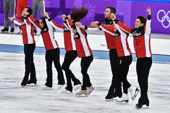 2018 Winter Olympics. Figure skating. Teams. Flower ceremony
