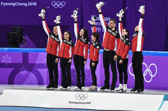 2018 Winter Olympics. Figure skating. Teams. Flower ceremony