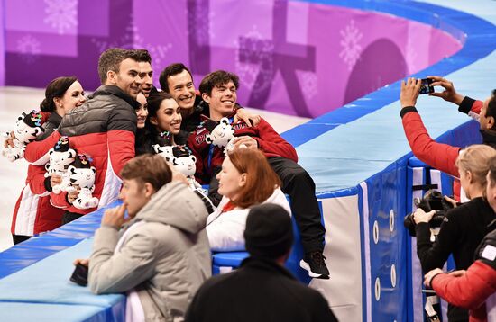 2018 Winter Olympics. Figure skating. Teams. Flower ceremony