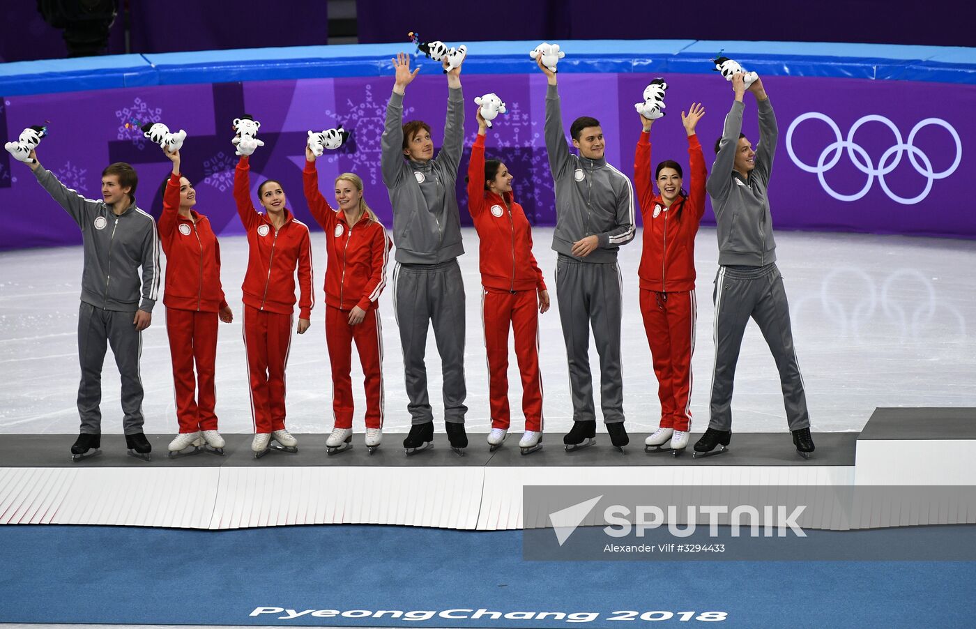 2018 Winter Olympics. Figure skating. Teams. Flower ceremony