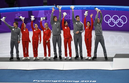 2018 Winter Olympics. Figure skating. Teams. Flower ceremony