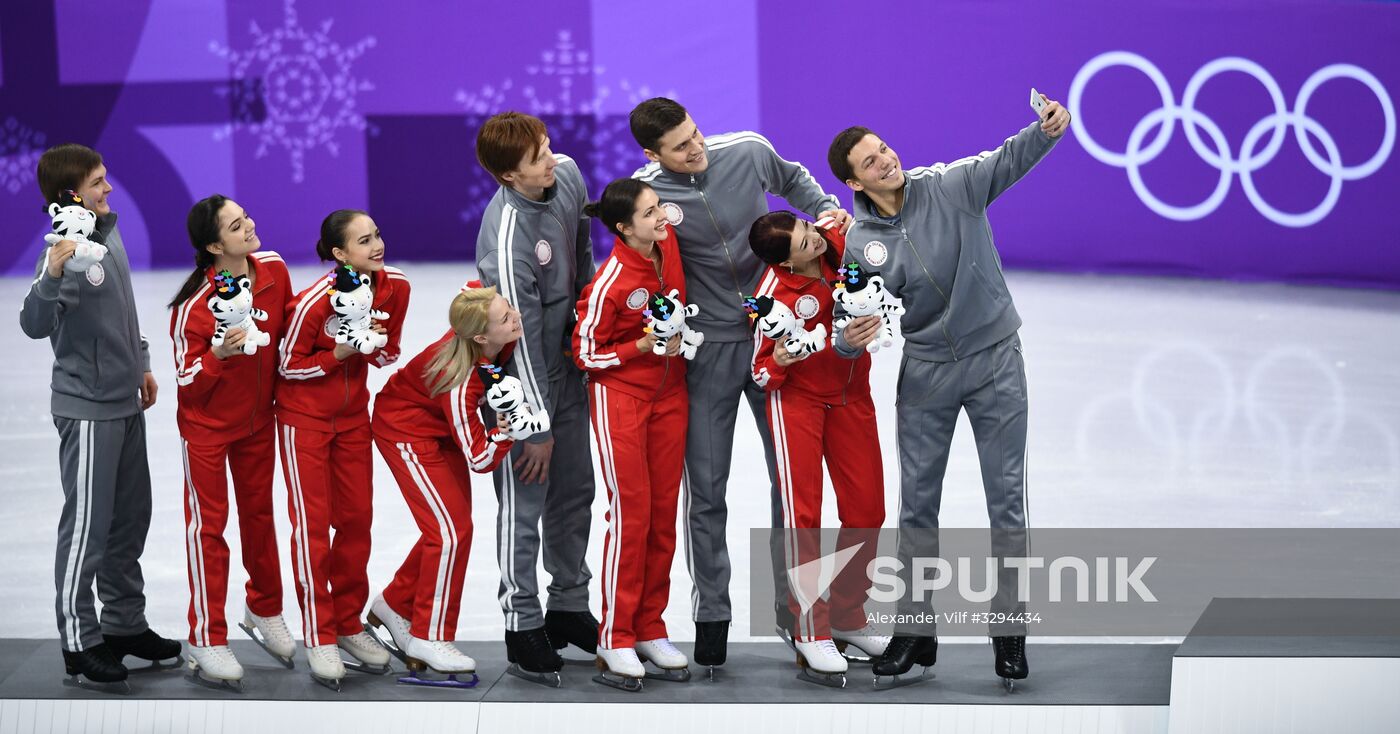 2018 Winter Olympics. Figure skating. Teams. Flower ceremony