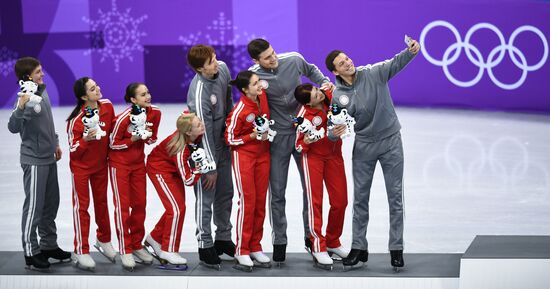 2018 Winter Olympics. Figure skating. Teams. Flower ceremony