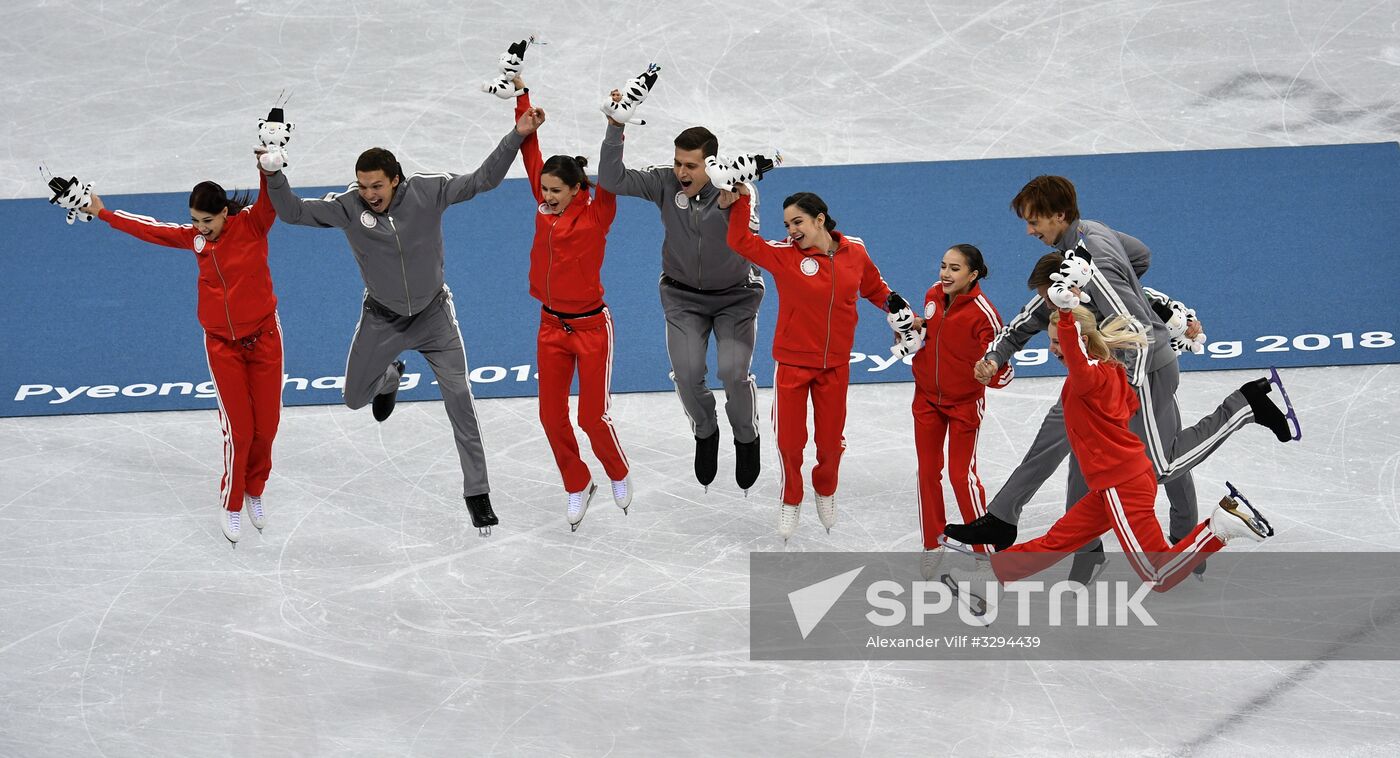 2018 Winter Olympics. Figure skating. Teams. Flower ceremony