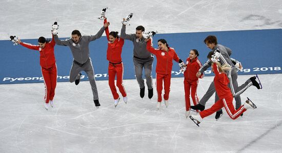 2018 Winter Olympics. Figure skating. Teams. Flower ceremony