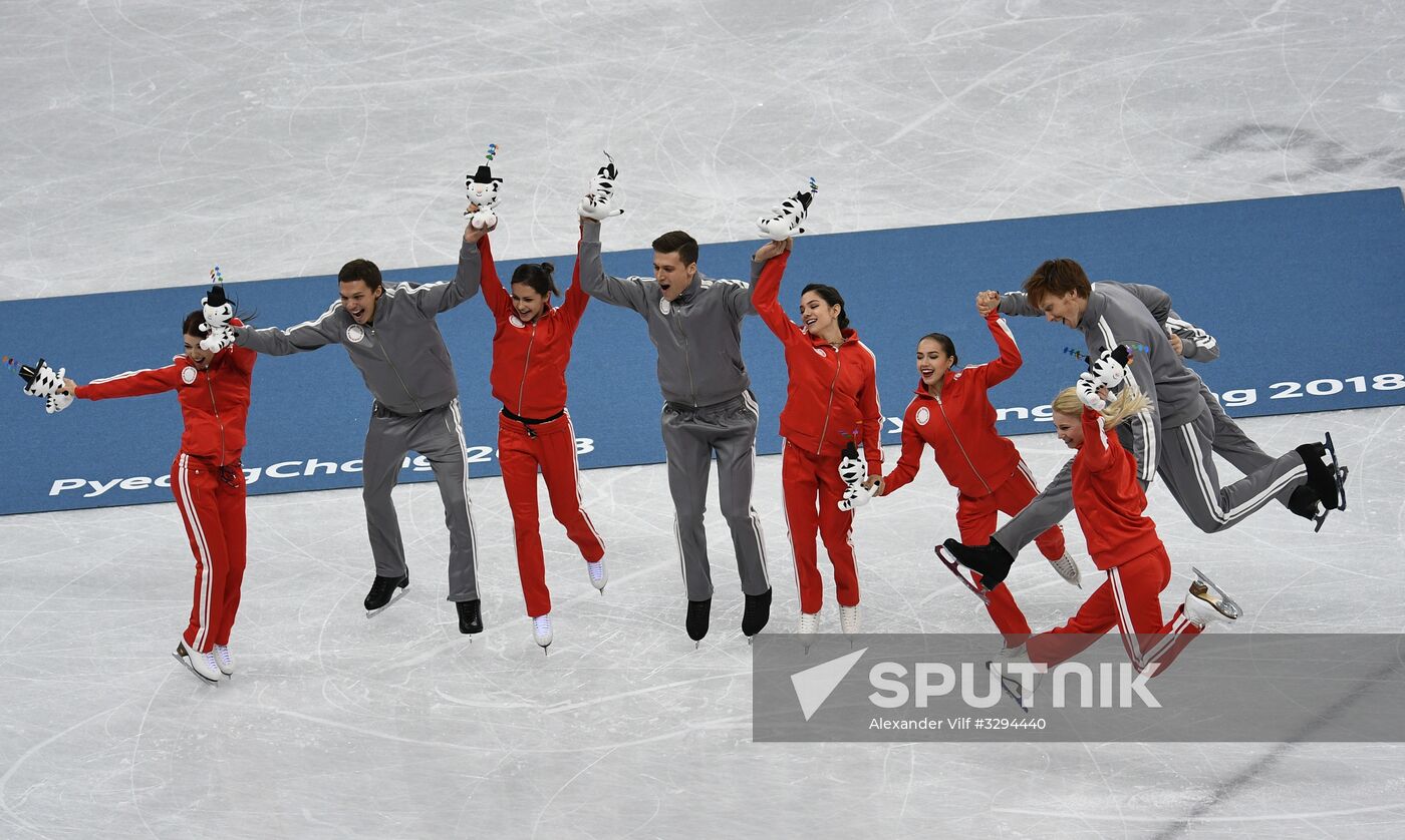 2018 Winter Olympics. Figure skating. Teams. Flower ceremony