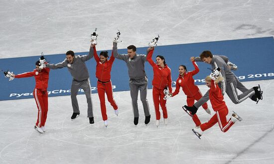 2018 Winter Olympics. Figure skating. Teams. Flower ceremony
