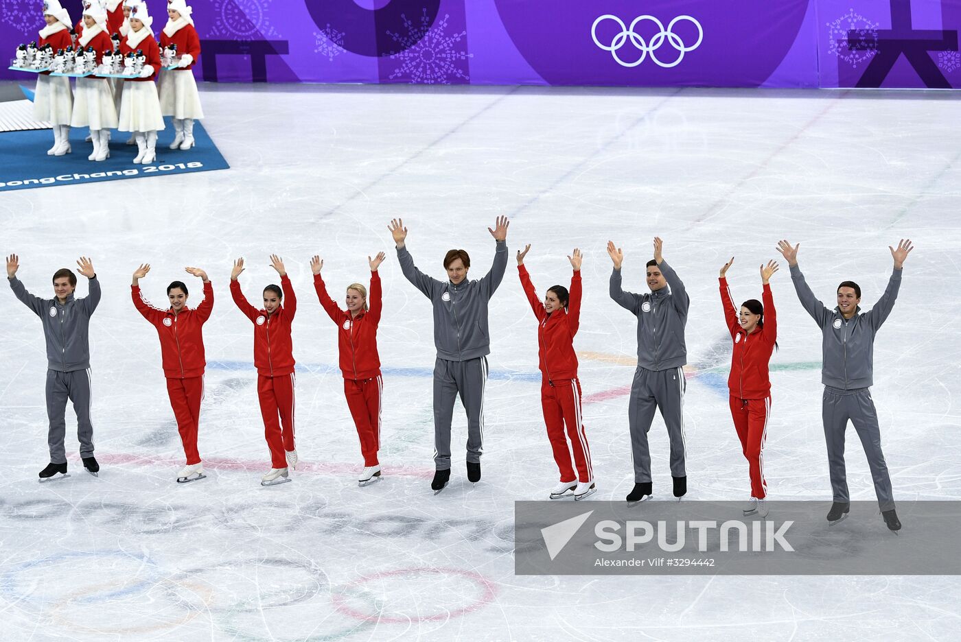 2018 Winter Olympics. Figure skating. Teams. Flower ceremony