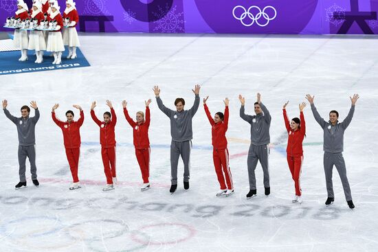 2018 Winter Olympics. Figure skating. Teams. Flower ceremony