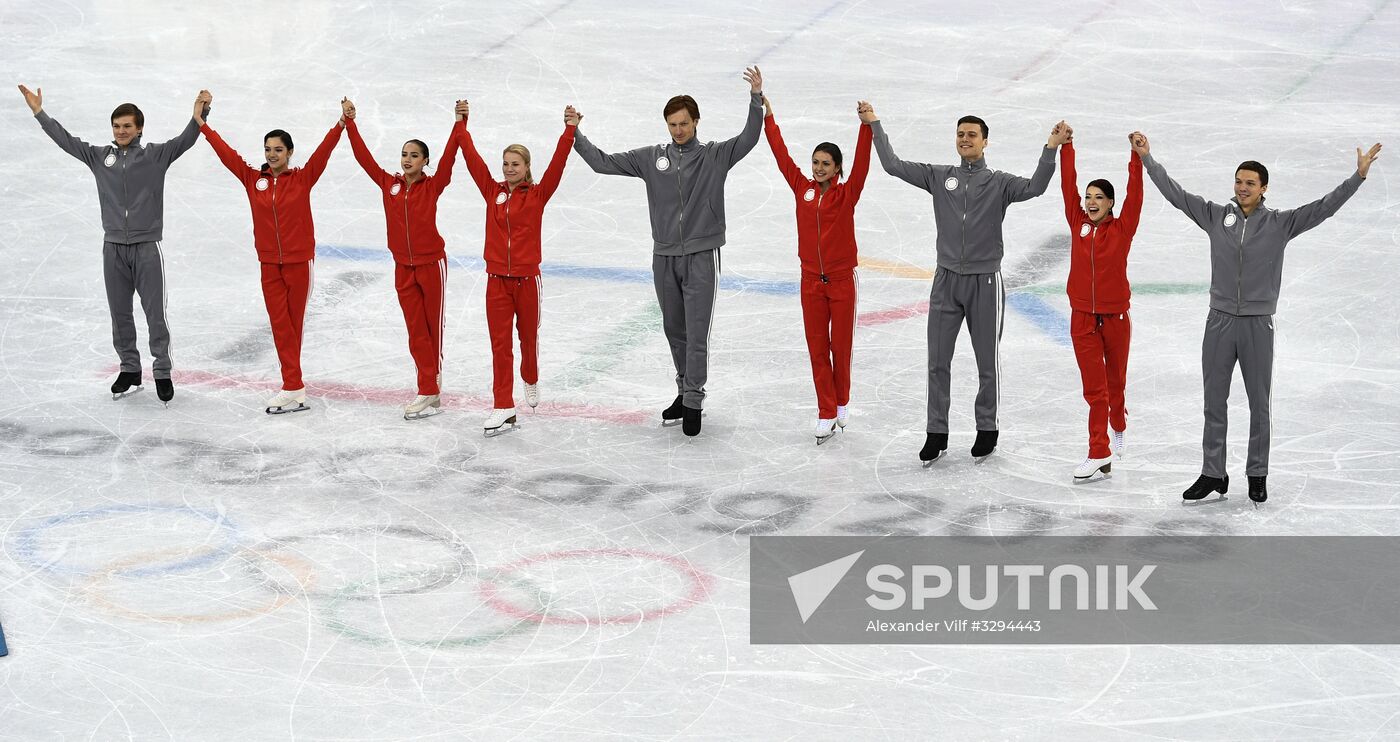 2018 Winter Olympics. Figure skating. Teams. Flower ceremony