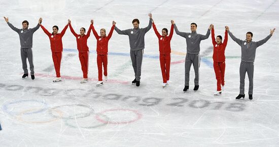 2018 Winter Olympics. Figure skating. Teams. Flower ceremony
