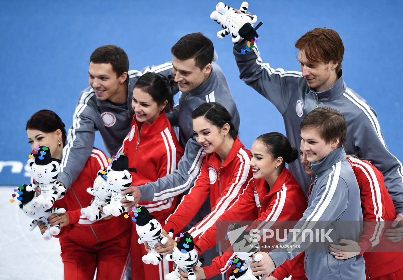 2018 Winter Olympics. Figure skating. Teams. Flower ceremony