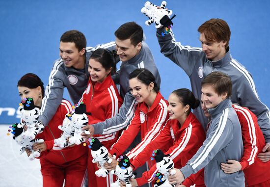 2018 Winter Olympics. Figure skating. Teams. Flower ceremony