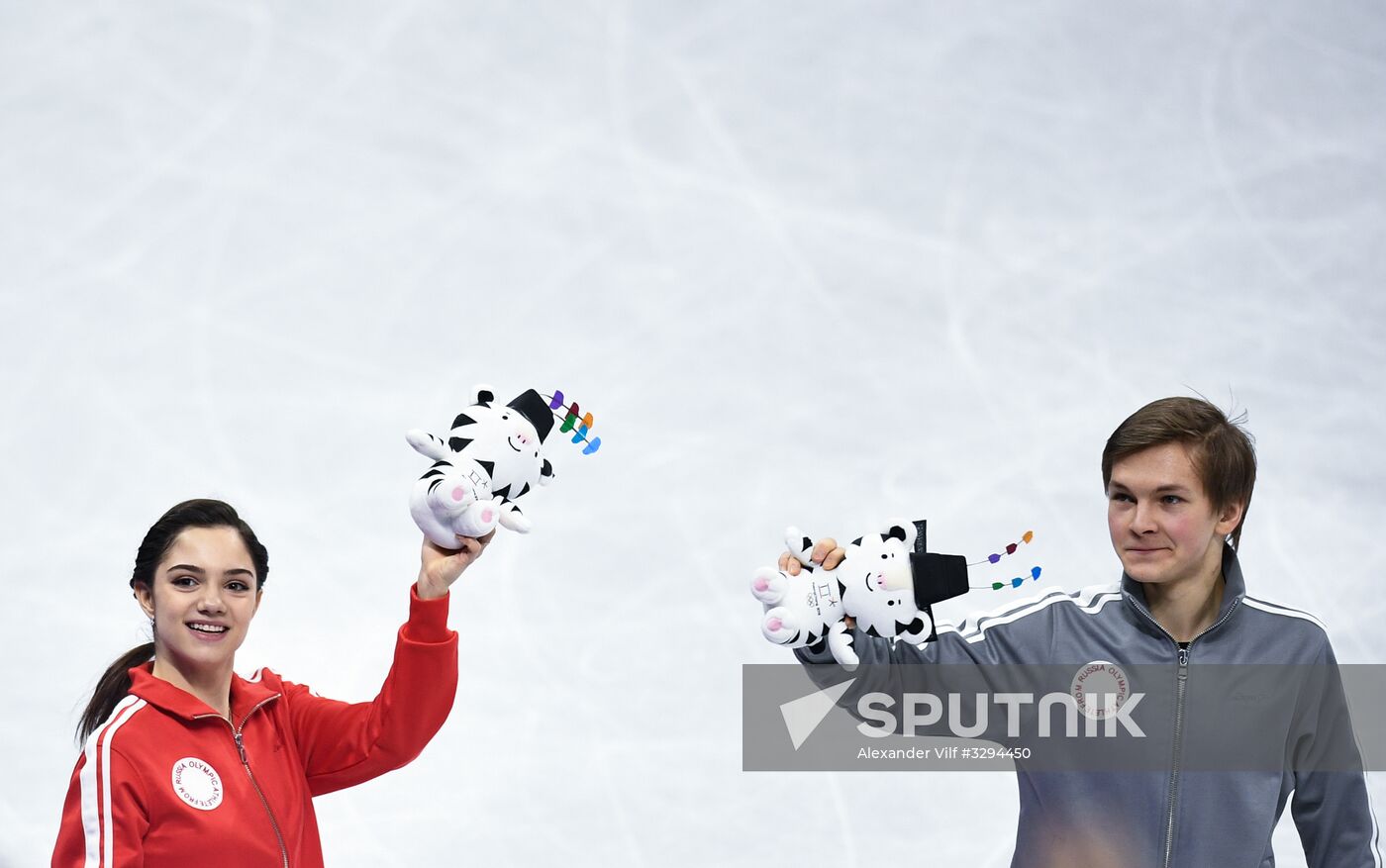 2018 Winter Olympics. Figure skating. Teams. Flower ceremony