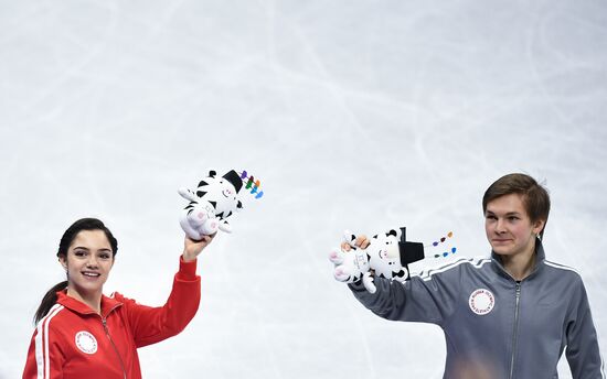 2018 Winter Olympics. Figure skating. Teams. Flower ceremony