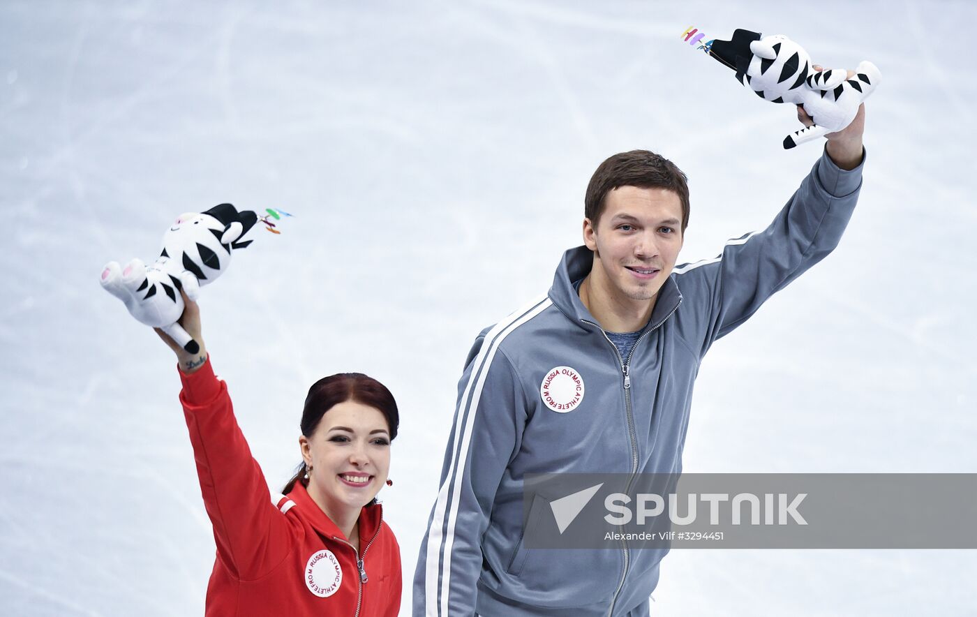 2018 Winter Olympics. Figure skating. Teams. Flower ceremony