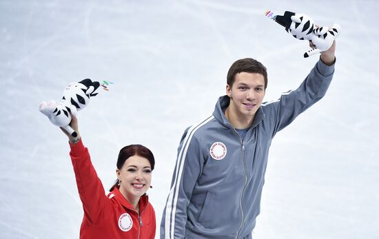 2018 Winter Olympics. Figure skating. Teams. Flower ceremony